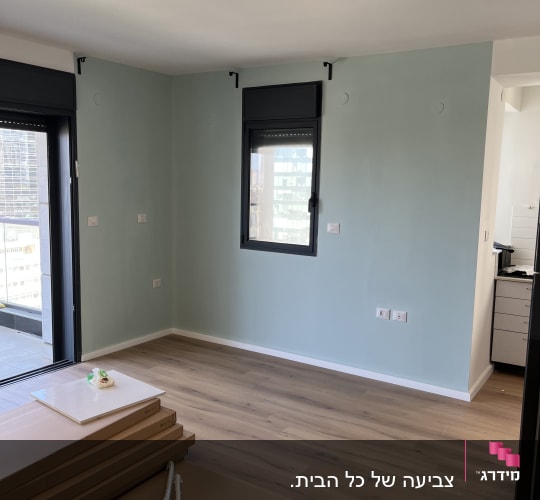 קירות צבועים בצבע תכלת בהיר בחדר ריק